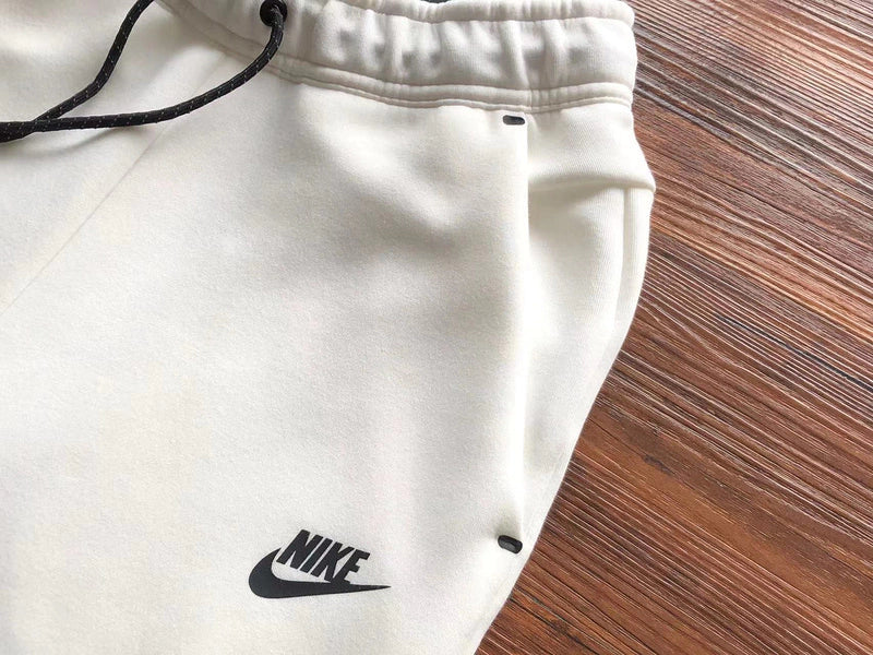Nike Sportswear Tech Fleece "All White"