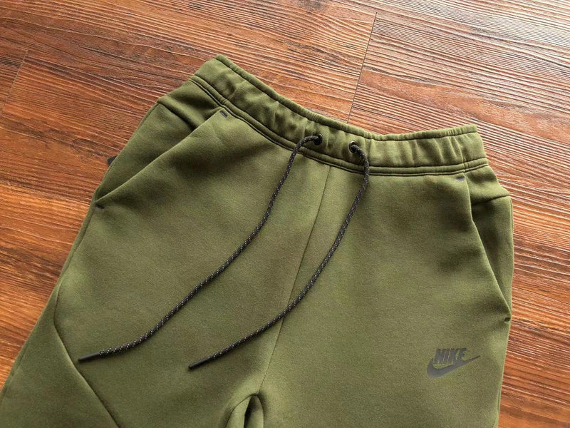 Nike Sportswear Tech Fleece "Olive Green"
