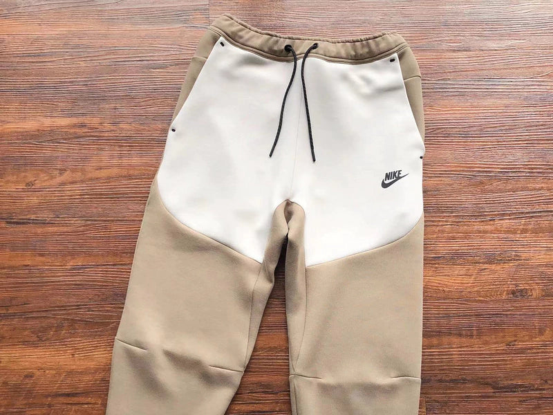 Nike Sportswear Tech Fleece – Brown & White