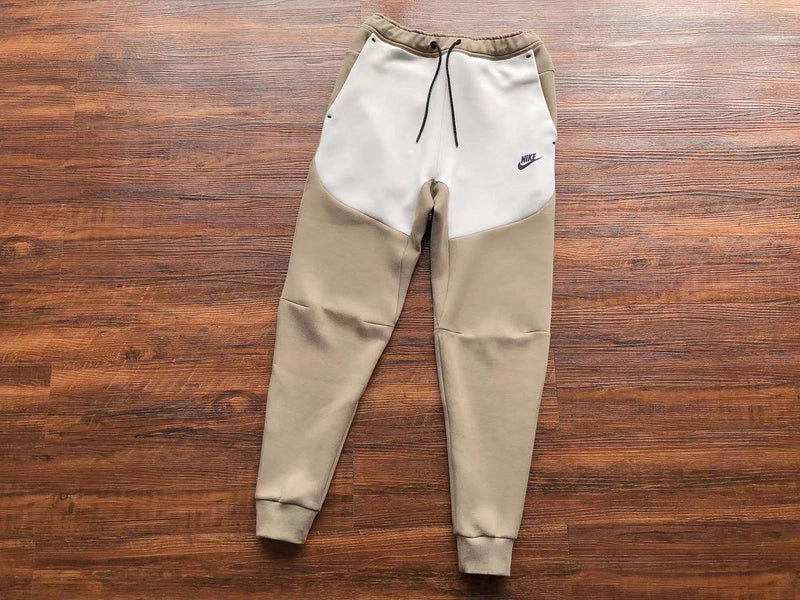 Nike Sportswear Tech Fleece – Brown & White