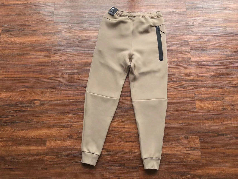 Nike Sportswear Tech Fleece – Brown & White